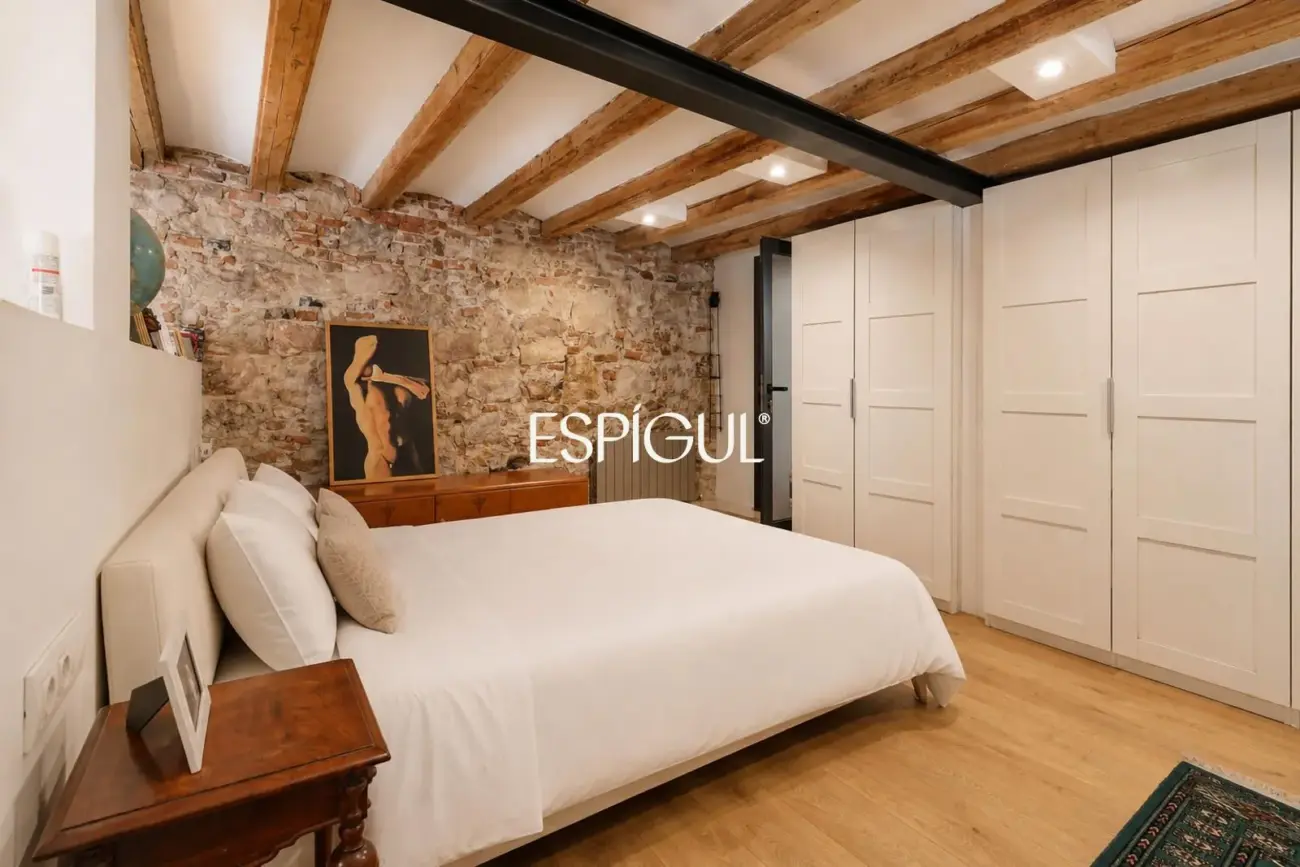 Spectaculaire loft rénové avec double hauteur et éléments d&rsquo;origine