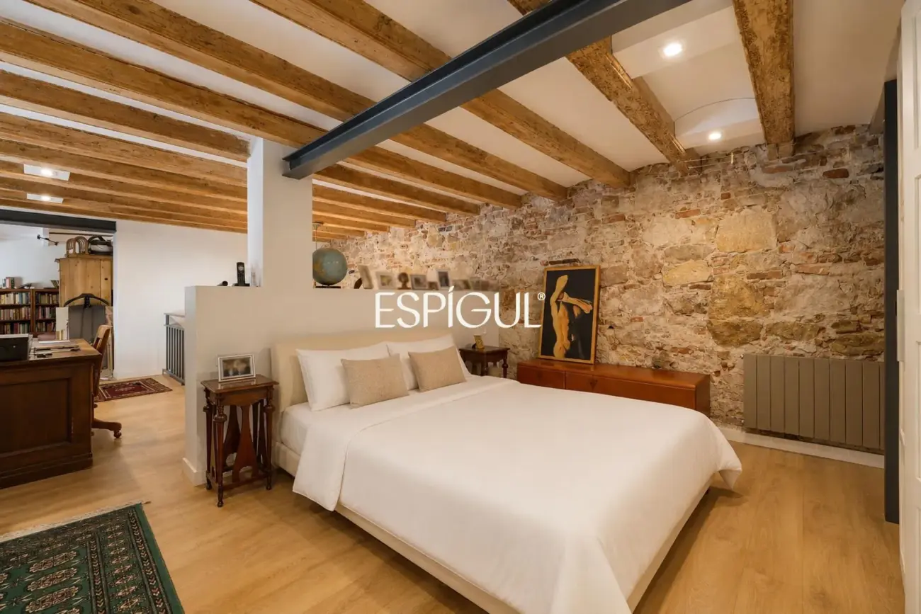 Spectaculaire loft rénové avec double hauteur et éléments d&rsquo;origine