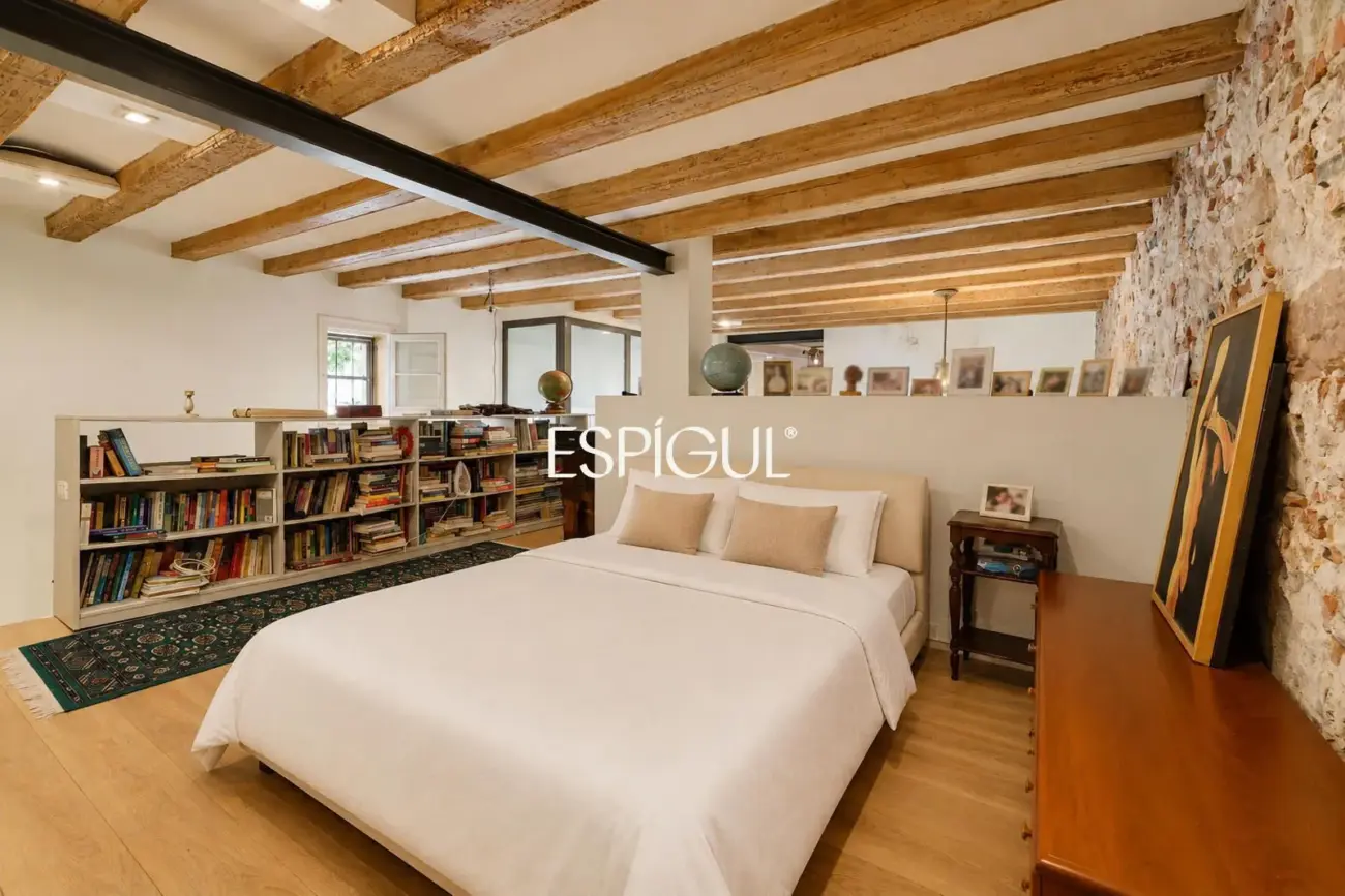 Spectaculaire loft rénové avec double hauteur et éléments d&rsquo;origine