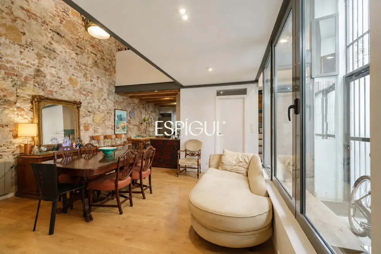 Spectaculaire loft rénové avec double hauteur et éléments d&rsquo;origine