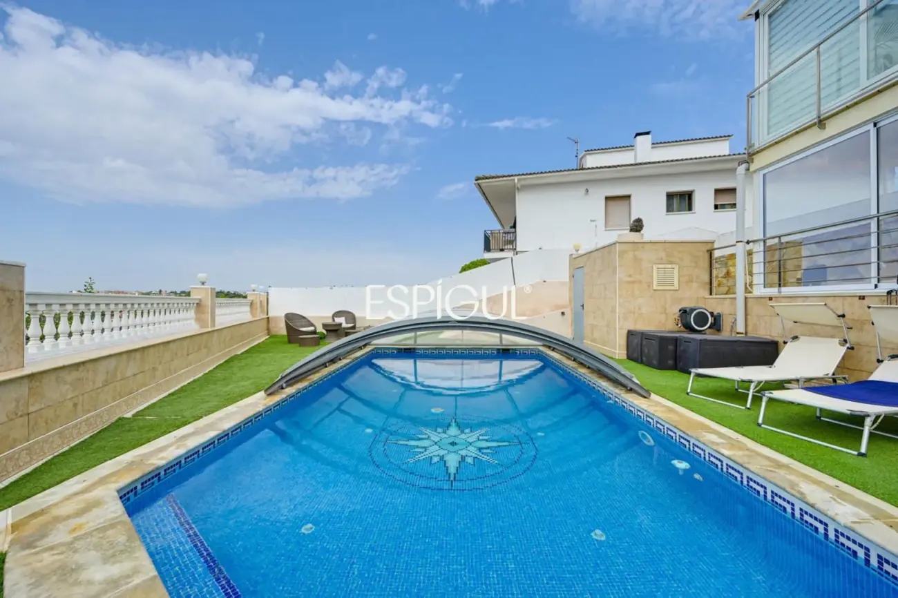 Exclusiva casa en venta con vistas panorámicas y piscina climatizada en Rubí, Les Martines