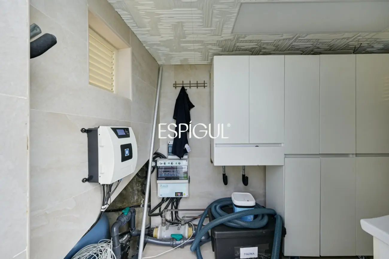 Exclusiva casa en venta con vistas panorámicas y piscina climatizada en Rubí, Les Martines