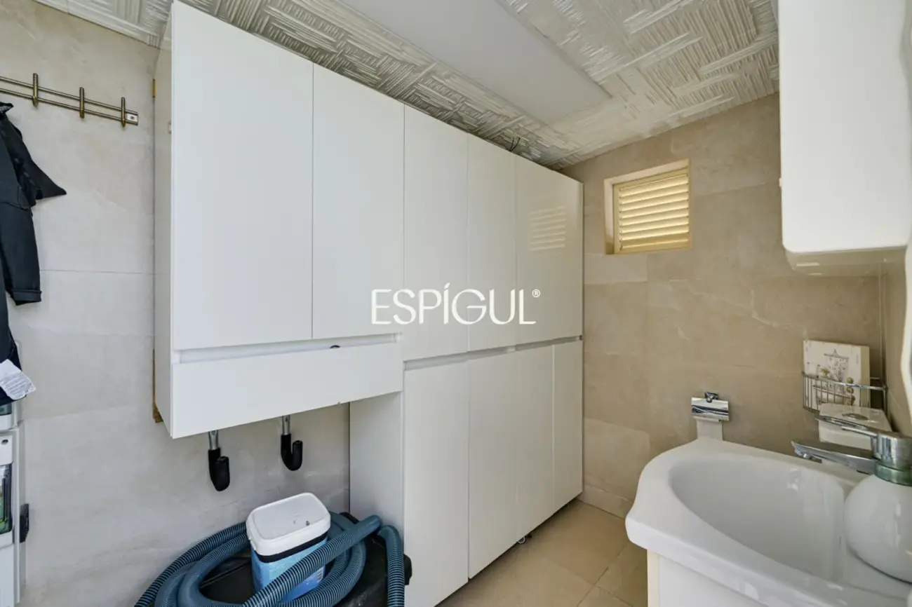 Exclusiva casa en venta con vistas panorámicas y piscina climatizada en Rubí, Les Martines