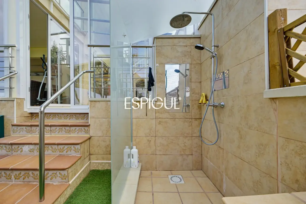 Exclusiva casa en venta con vistas panorámicas y piscina climatizada en Rubí, Les Martines
