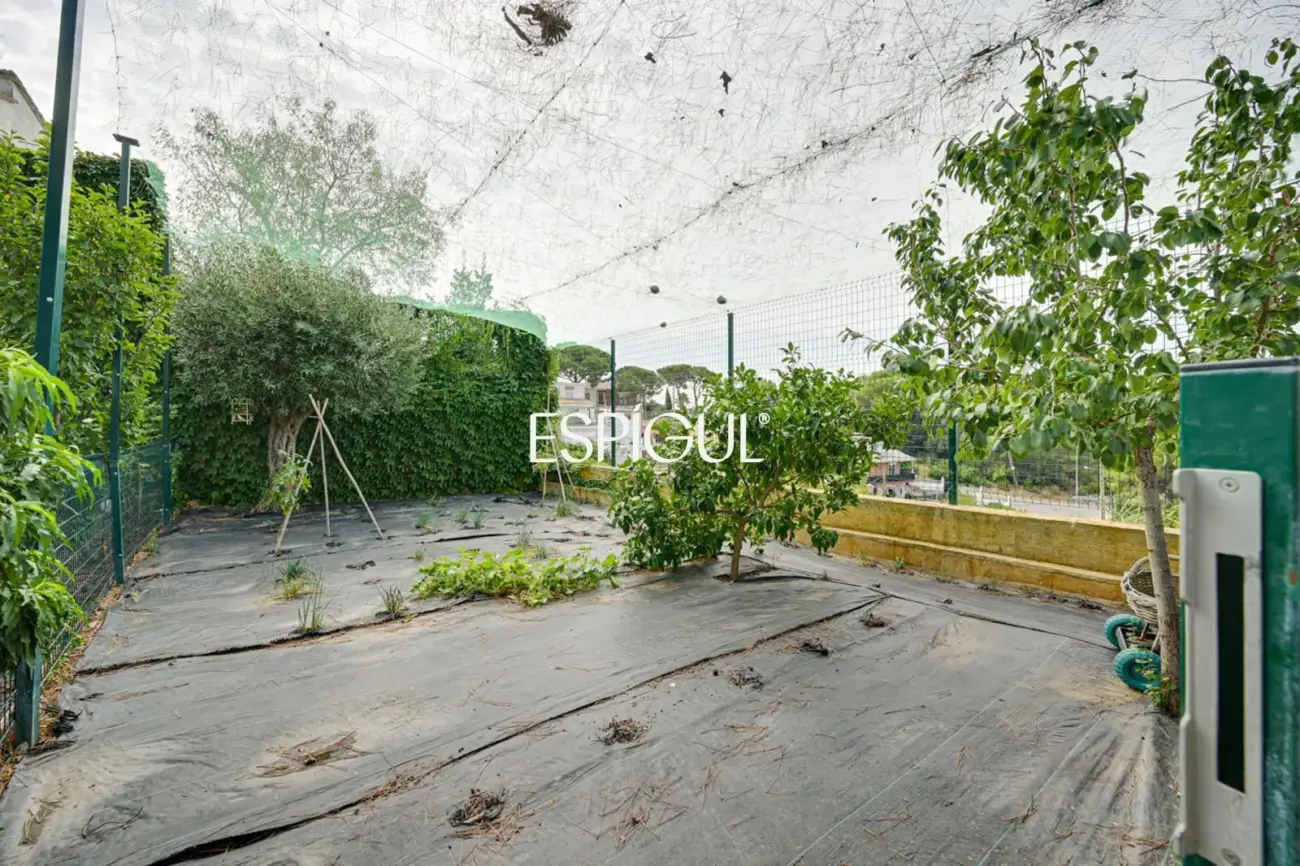 Exclusiva casa en venta con vistas panorámicas y piscina climatizada en Rubí, Les Martines