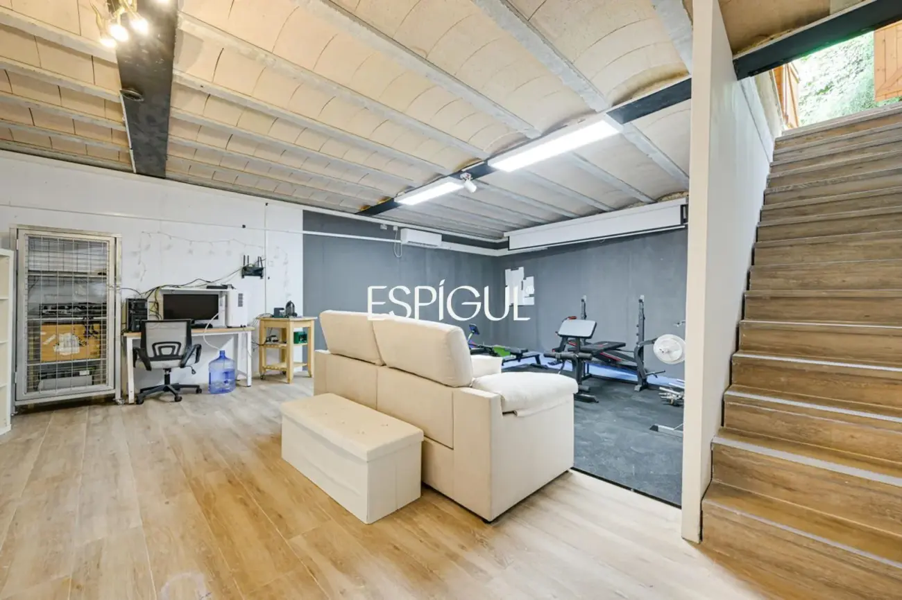 Exclusiva casa en venta con vistas panorámicas y piscina climatizada en Rubí, Les Martines
