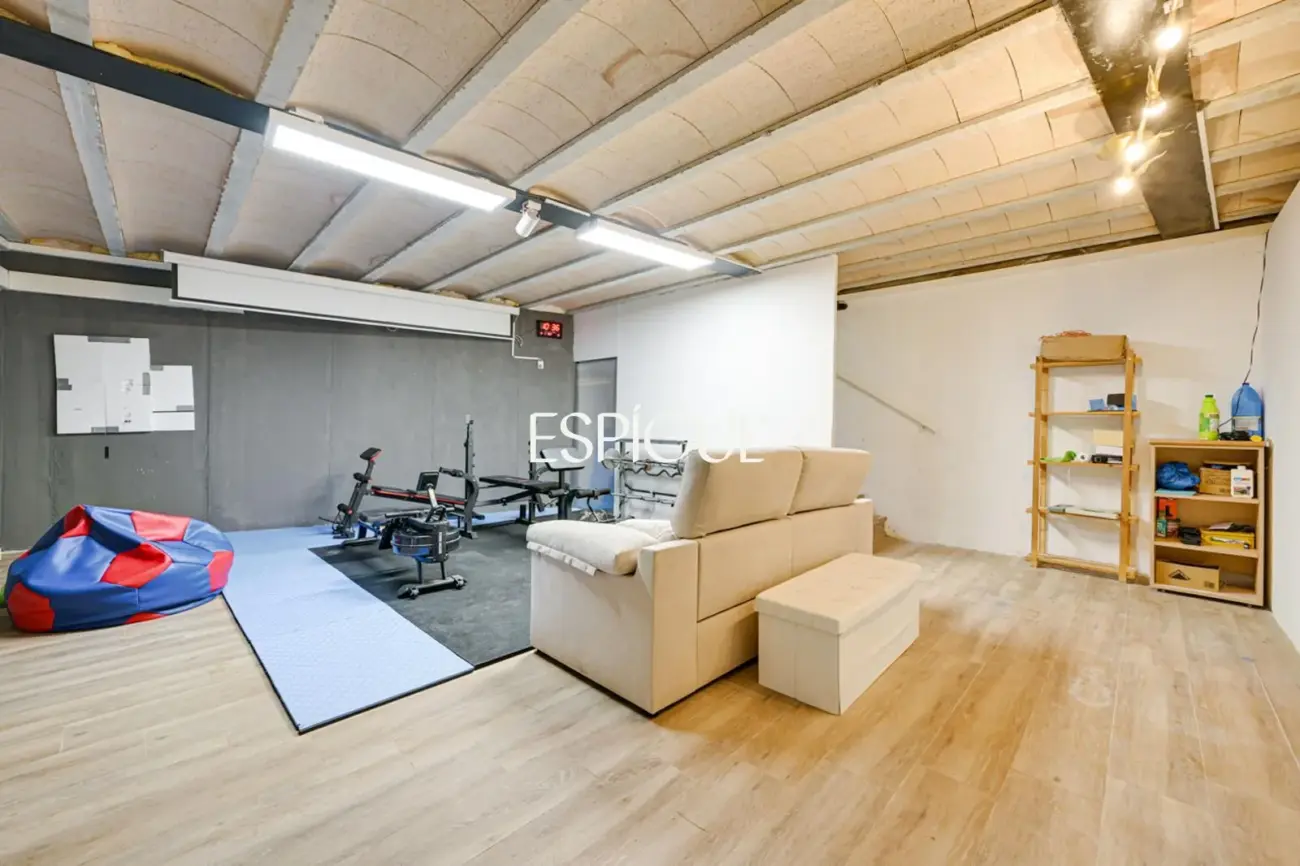 Exclusiva casa en venta con vistas panorámicas y piscina climatizada en Rubí, Les Martines