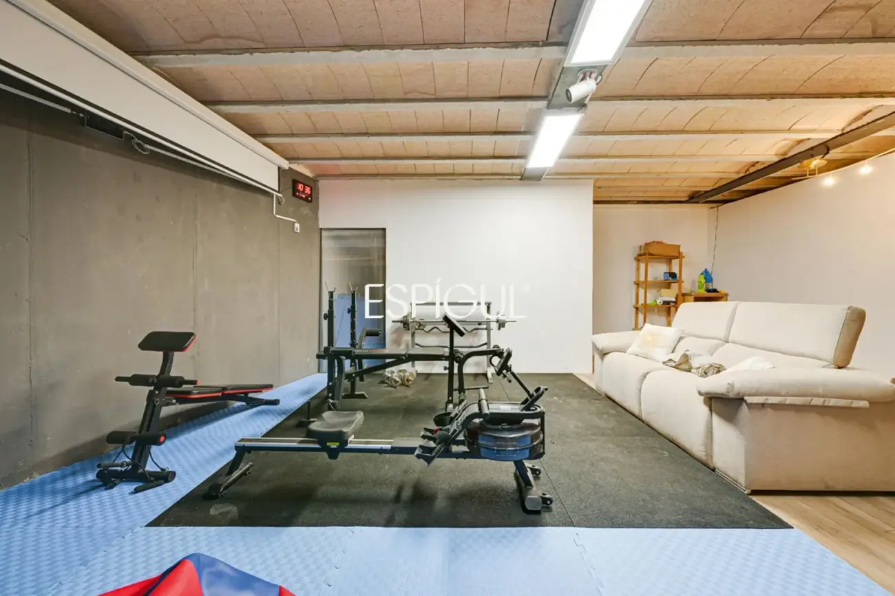 Exclusiva casa en venta con vistas panorámicas y piscina climatizada en Rubí, Les Martines
