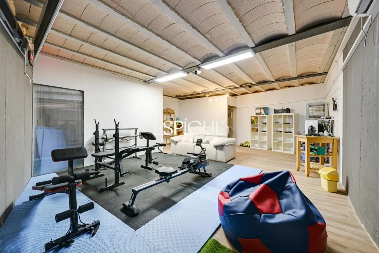 Exclusiva casa en venta con vistas panorámicas y piscina climatizada en Rubí, Les Martines