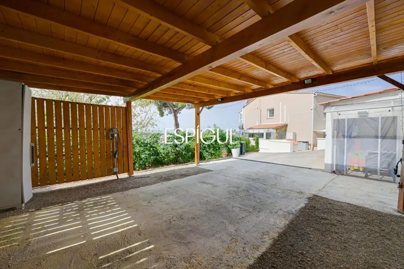 Exclusiva casa en venta con vistas panorámicas y piscina climatizada en Rubí, Les Martines