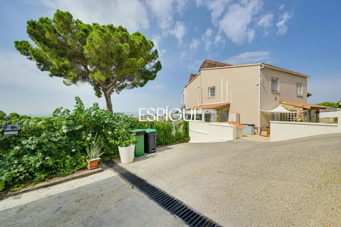 Exclusiva casa en venta con vistas panorámicas y piscina climatizada en Rubí, Les Martines