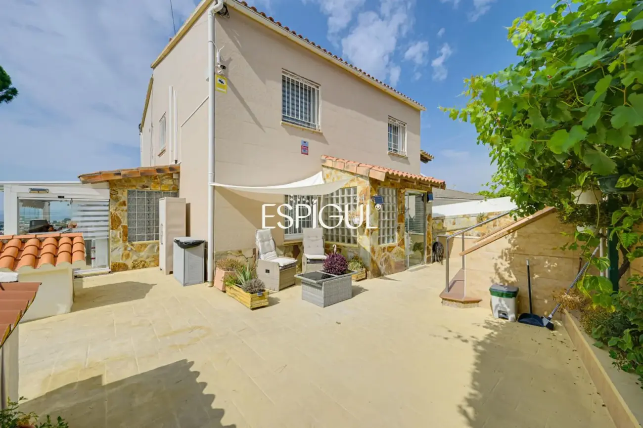 Exclusiva casa en venta con vistas panorámicas y piscina climatizada en Rubí, Les Martines