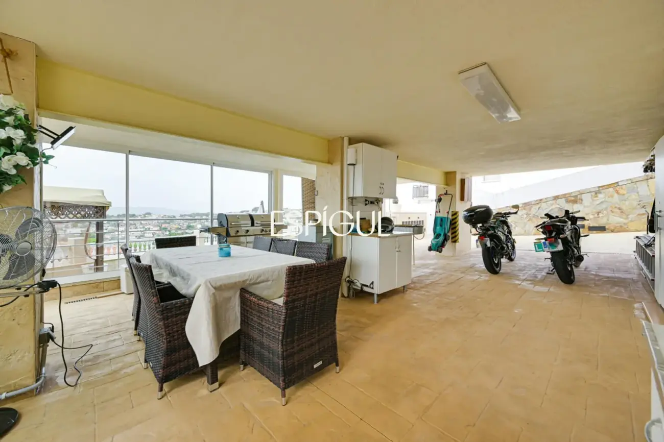 Exclusiva casa en venta con vistas panorámicas y piscina climatizada en Rubí, Les Martines