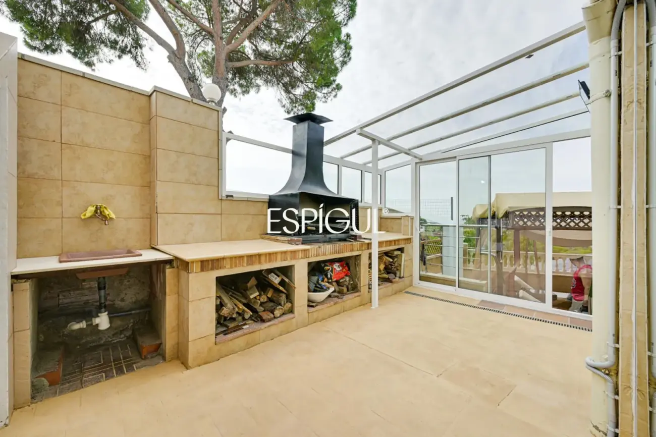 Exclusiva casa en venta con vistas panorámicas y piscina climatizada en Rubí, Les Martines