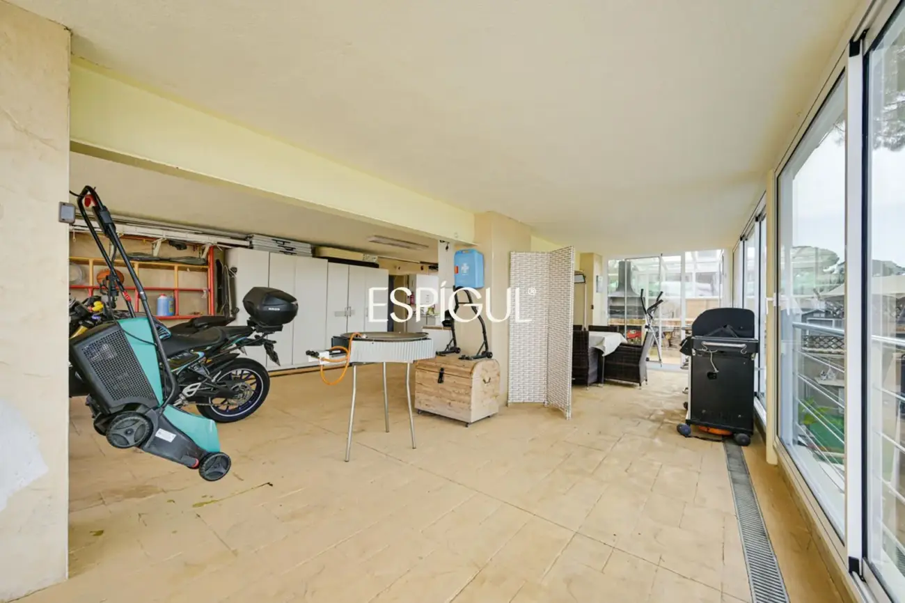 Exclusiva casa en venta con vistas panorámicas y piscina climatizada en Rubí, Les Martines