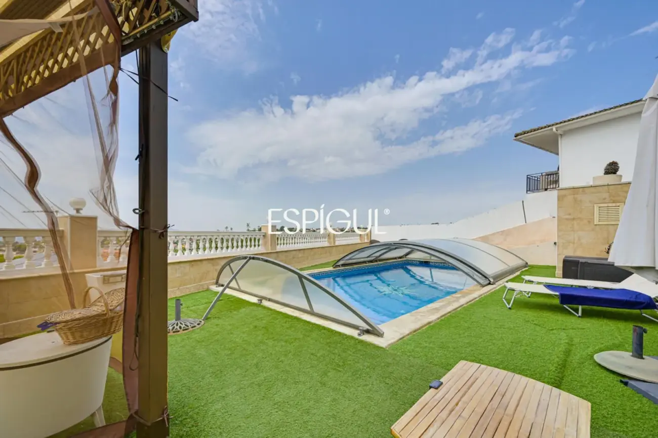 Exclusiva casa en venta con vistas panorámicas y piscina climatizada en Rubí, Les Martines