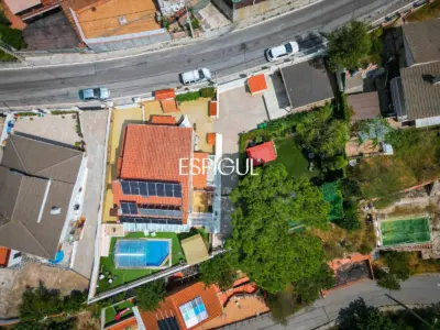Exclusiva casa en venta con vistas panorámicas y piscina climatizada en Rubí, Les Martines