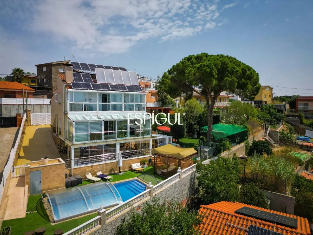Exclusiva casa en venta con vistas panorámicas y piscina climatizada en Rubí, Les Martines