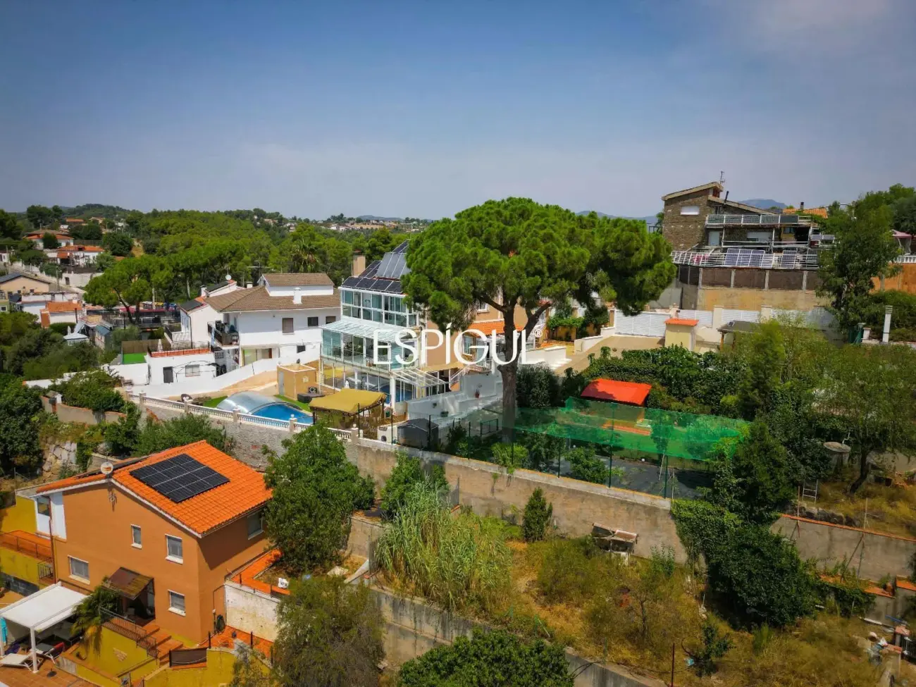 Exclusiva casa en venta con vistas panorámicas y piscina climatizada en Rubí, Les Martines