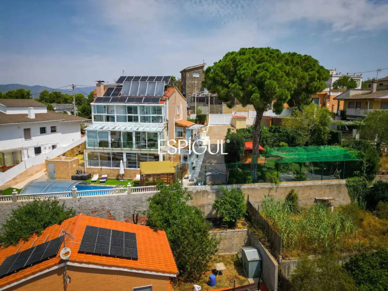 Exclusiva casa en venta con vistas panorámicas y piscina climatizada en Rubí, Les Martines