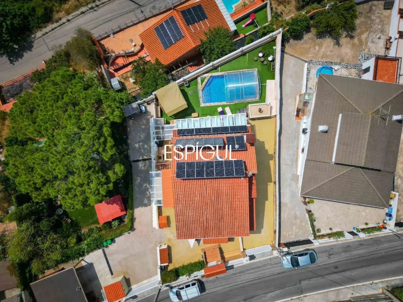 Exclusiva casa en venta con vistas panorámicas y piscina climatizada en Rubí, Les Martines