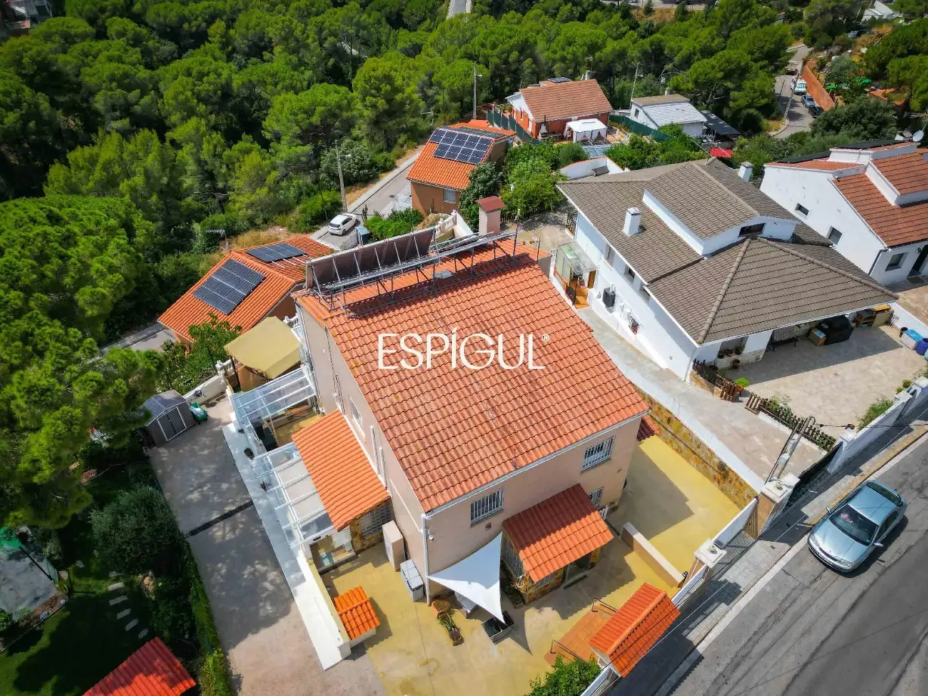 Exclusiva casa en venta con vistas panorámicas y piscina climatizada en Rubí, Les Martines
