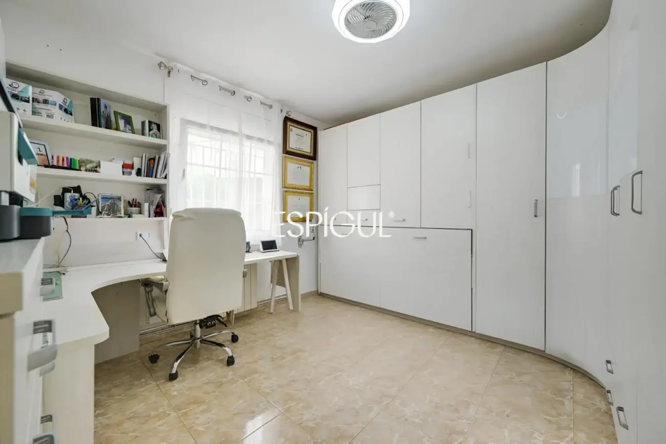 Exclusiva casa en venta con vistas panorámicas y piscina climatizada en Rubí, Les Martines