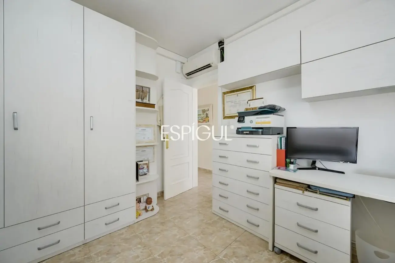 Exclusiva casa en venta con vistas panorámicas y piscina climatizada en Rubí, Les Martines