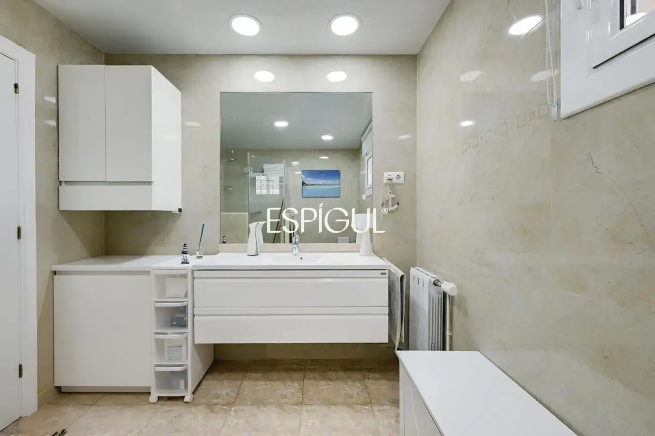 Exclusiva casa en venta con vistas panorámicas y piscina climatizada en Rubí, Les Martines