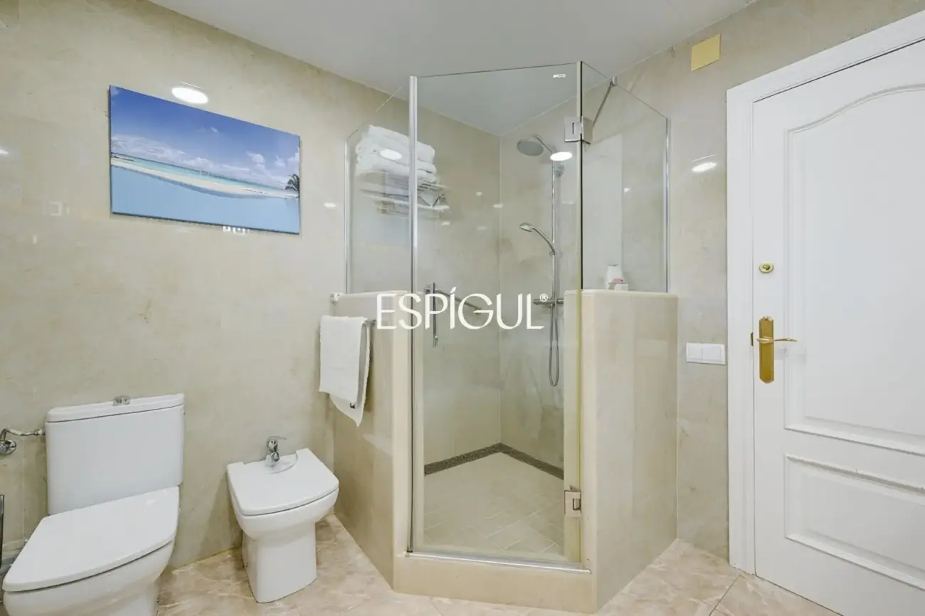Exclusiva casa en venta con vistas panorámicas y piscina climatizada en Rubí, Les Martines