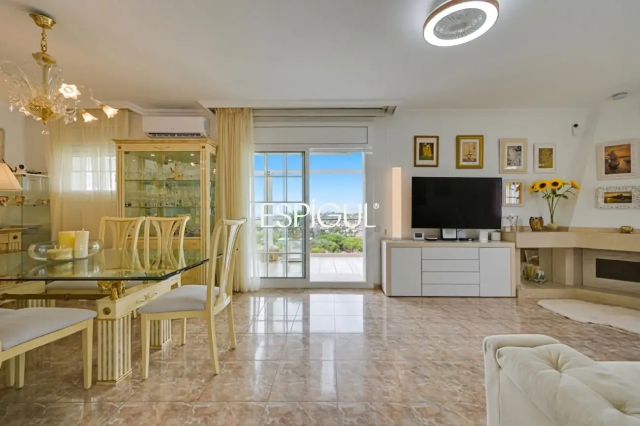 Exclusiva casa en venta con vistas panorámicas y piscina climatizada en Rubí, Les Martines