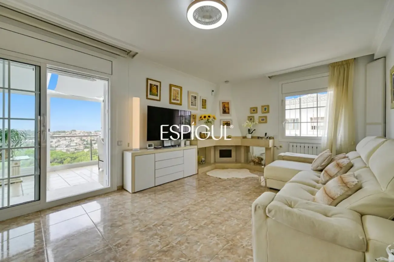 Exclusiva casa en venta con vistas panorámicas y piscina climatizada en Rubí, Les Martines