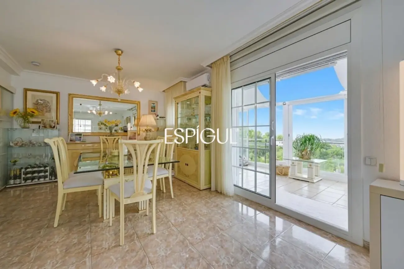 Exclusiva casa en venta con vistas panorámicas y piscina climatizada en Rubí, Les Martines