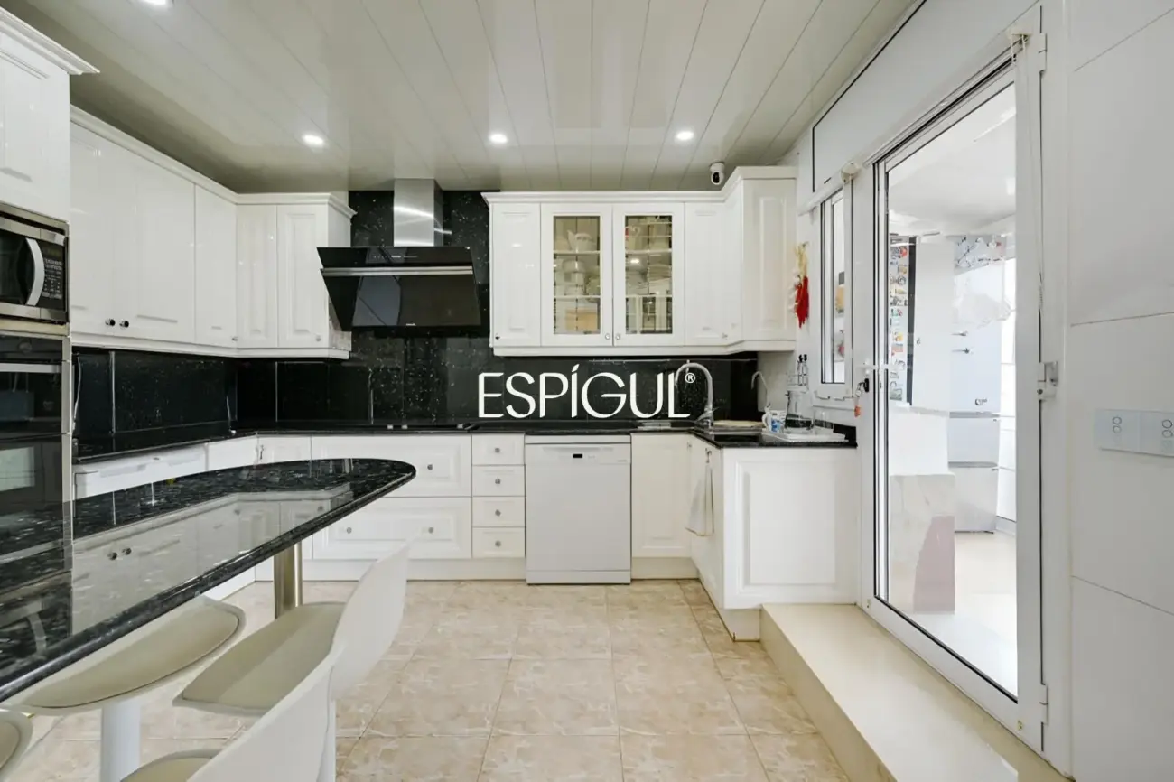 Exclusiva casa en venta con vistas panorámicas y piscina climatizada en Rubí, Les Martines