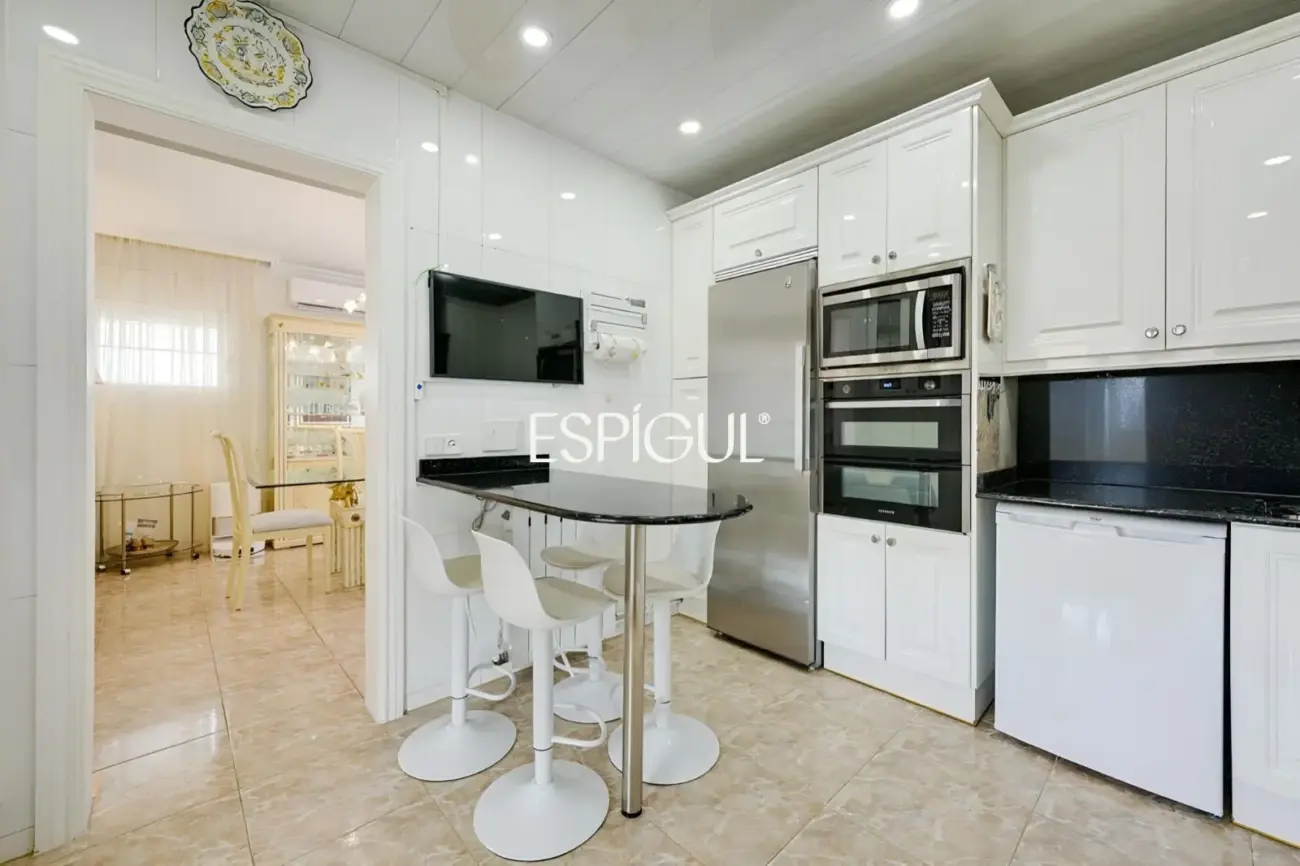 Exclusiva casa en venta con vistas panorámicas y piscina climatizada en Rubí, Les Martines