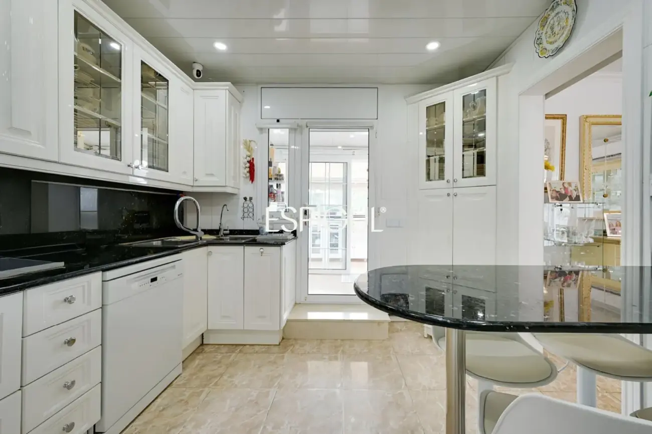 Exclusiva casa en venta con vistas panorámicas y piscina climatizada en Rubí, Les Martines