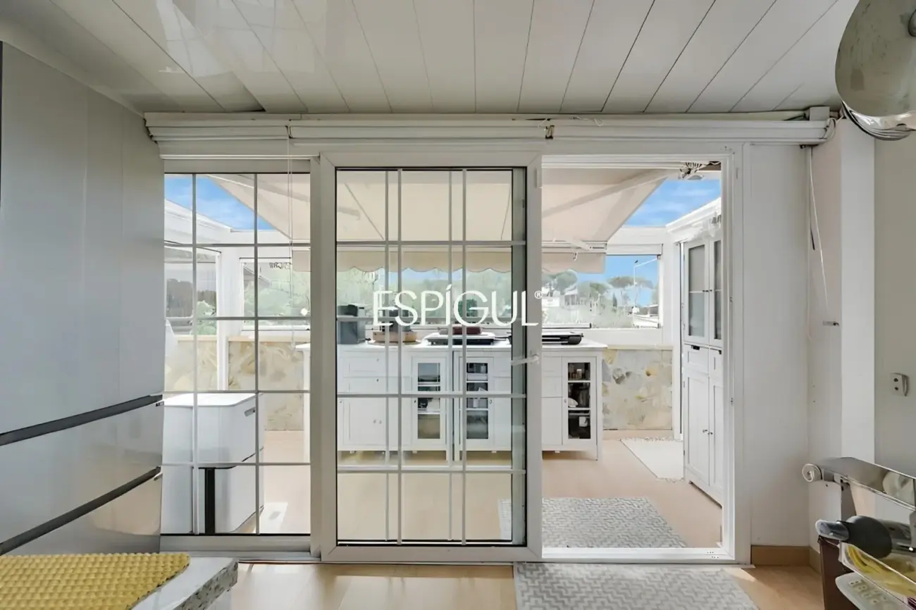 Exclusiva casa en venta con vistas panorámicas y piscina climatizada en Rubí, Les Martines
