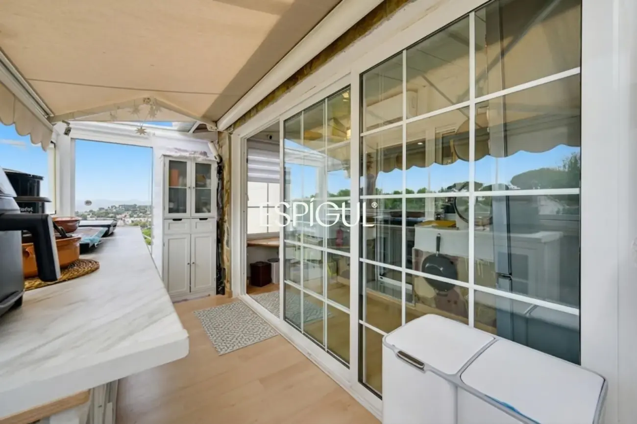 Exclusiva casa en venta con vistas panorámicas y piscina climatizada en Rubí, Les Martines