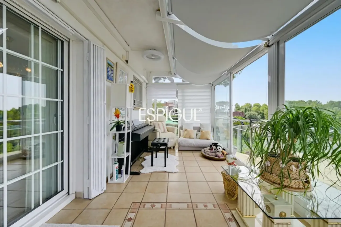 Exclusiva casa en venta con vistas panorámicas y piscina climatizada en Rubí, Les Martines