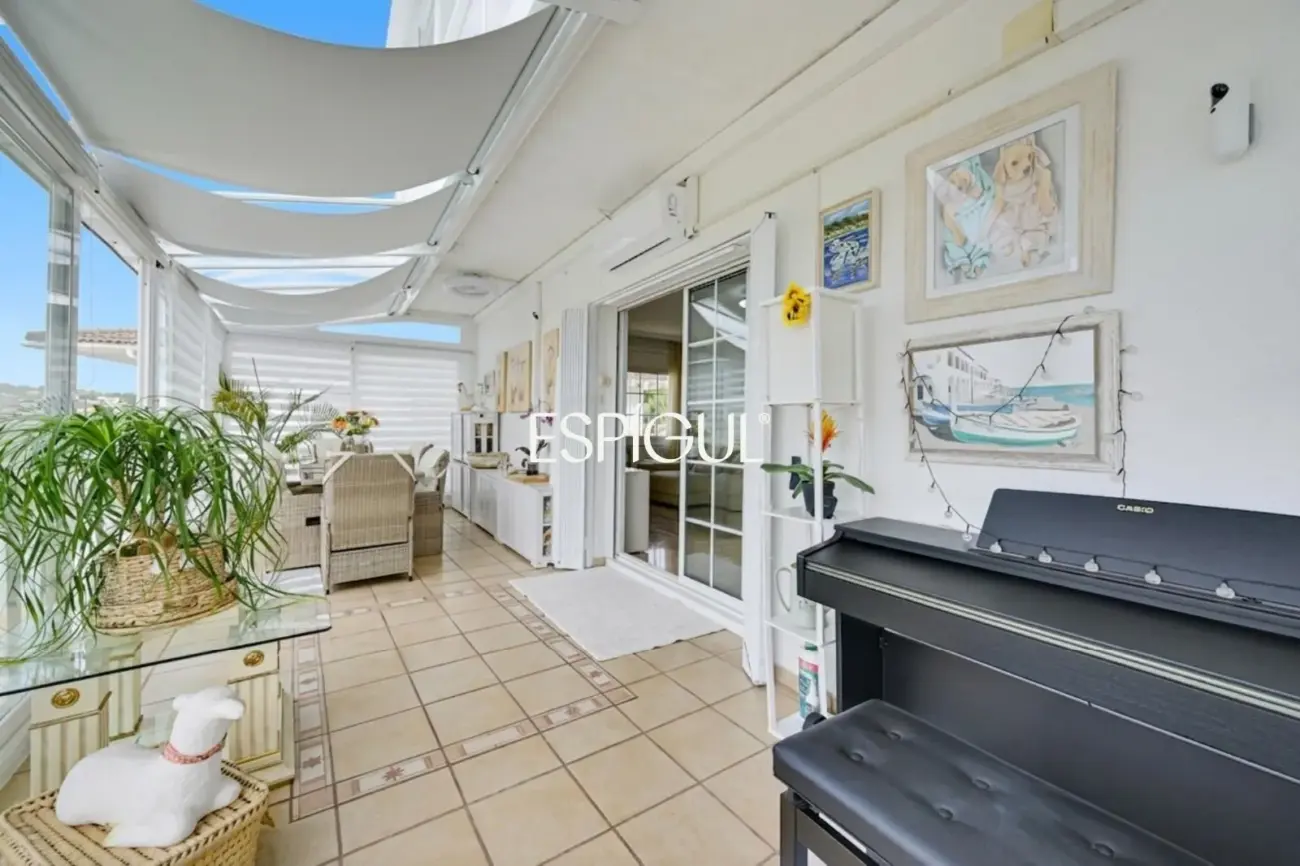 Exclusiva casa en venta con vistas panorámicas y piscina climatizada en Rubí, Les Martines