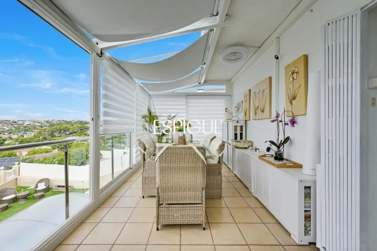Exclusiva casa en venta con vistas panorámicas y piscina climatizada en Rubí, Les Martines