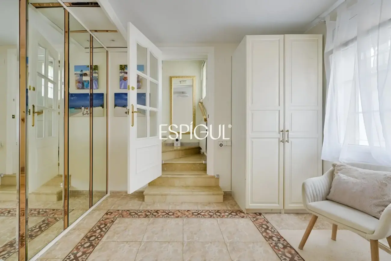 Exclusiva casa en venta con vistas panorámicas y piscina climatizada en Rubí, Les Martines