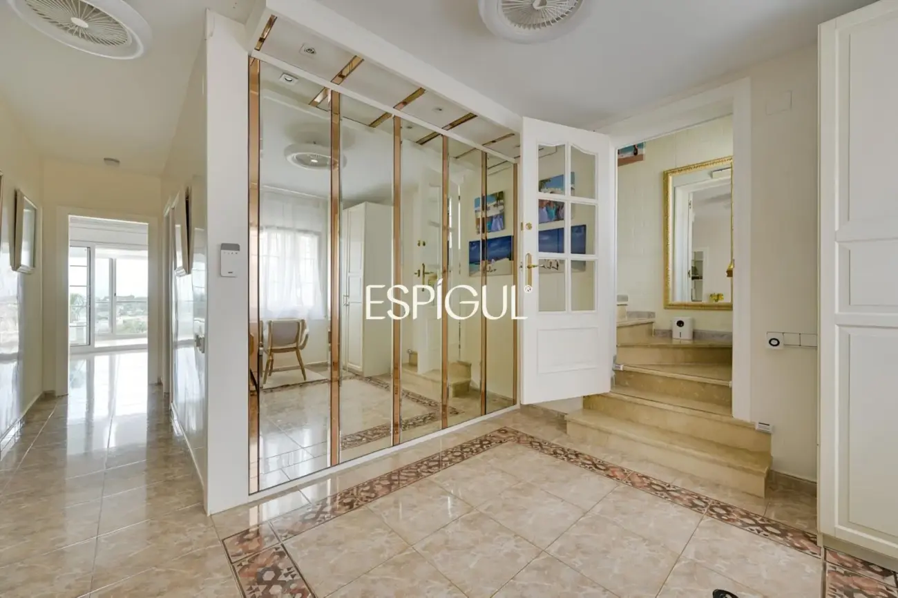Exclusiva casa en venta con vistas panorámicas y piscina climatizada en Rubí, Les Martines