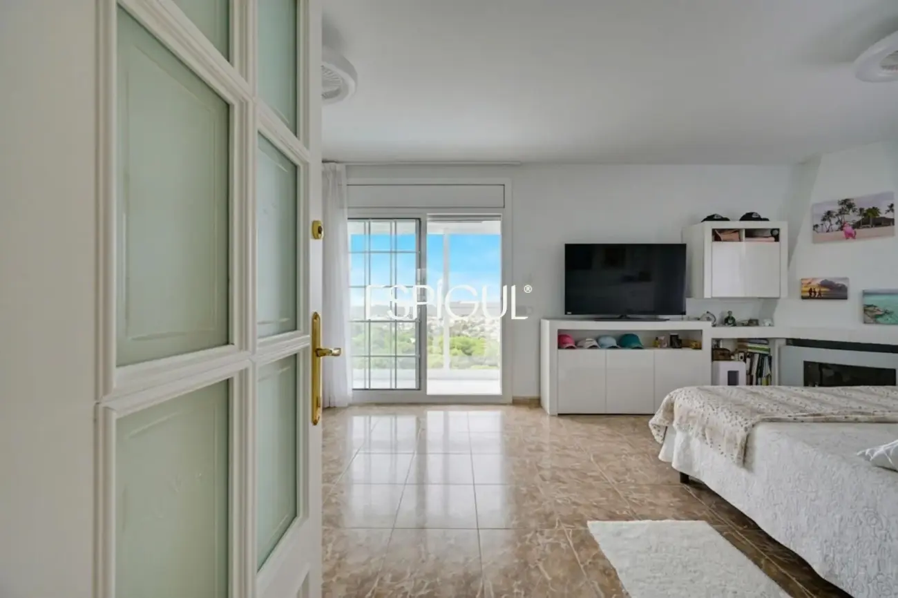 Exclusiva casa en venta con vistas panorámicas y piscina climatizada en Rubí, Les Martines