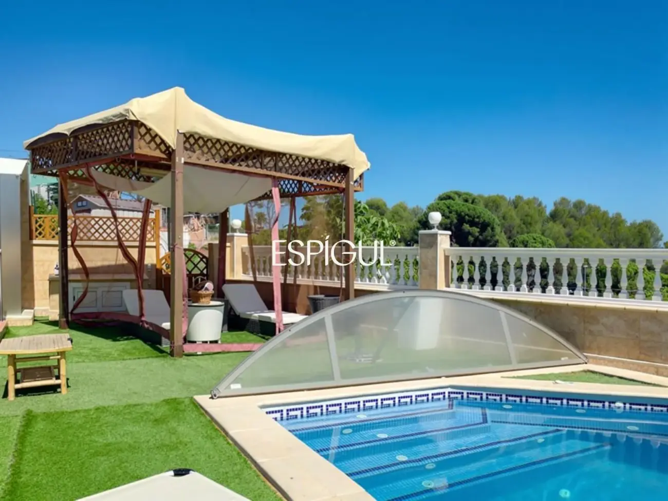 Exclusiva casa en venta con vistas panorámicas y piscina climatizada en Rubí, Les Martines