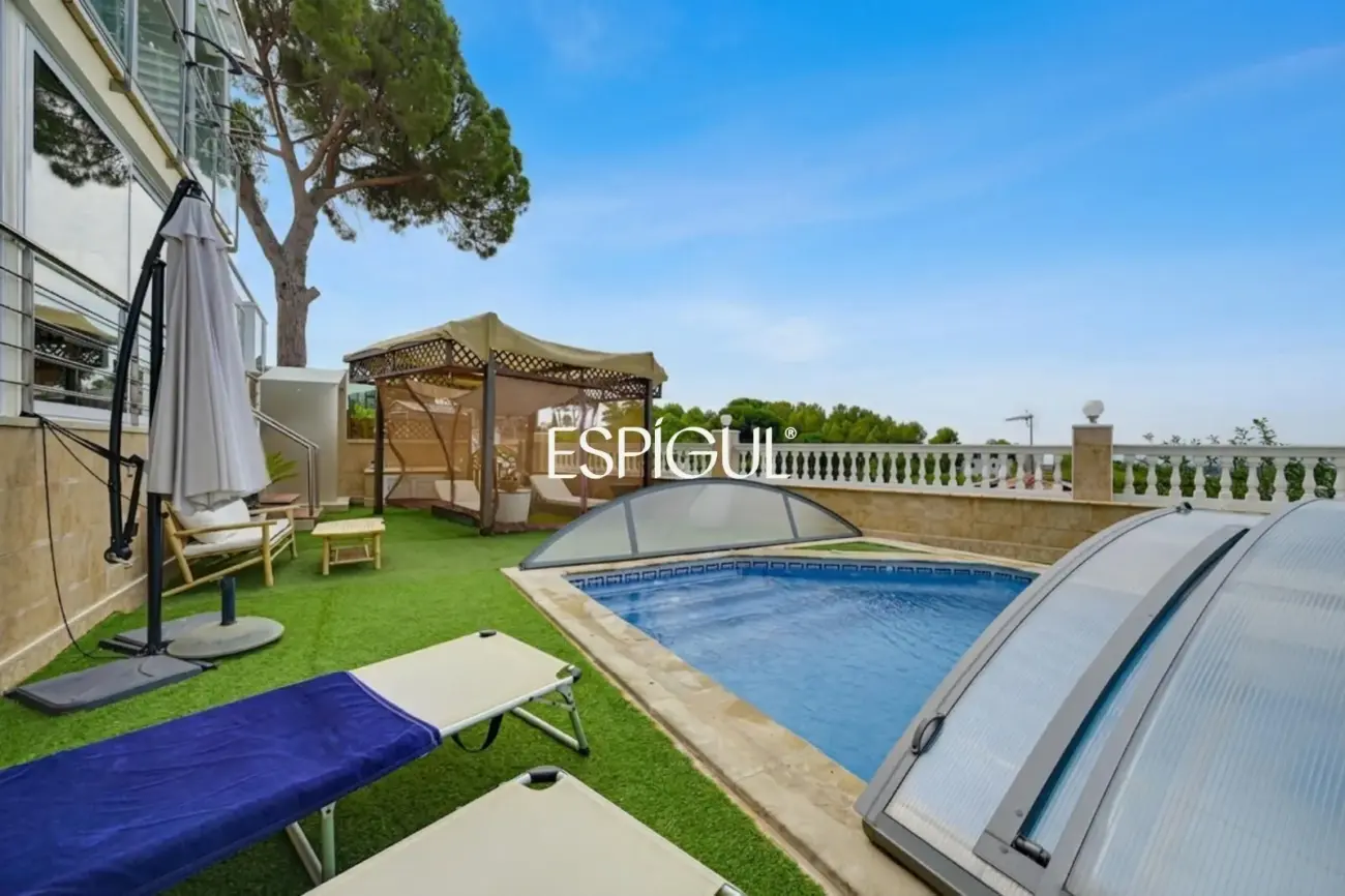 Exclusiva casa en venta con vistas panorámicas y piscina climatizada en Rubí, Les Martines
