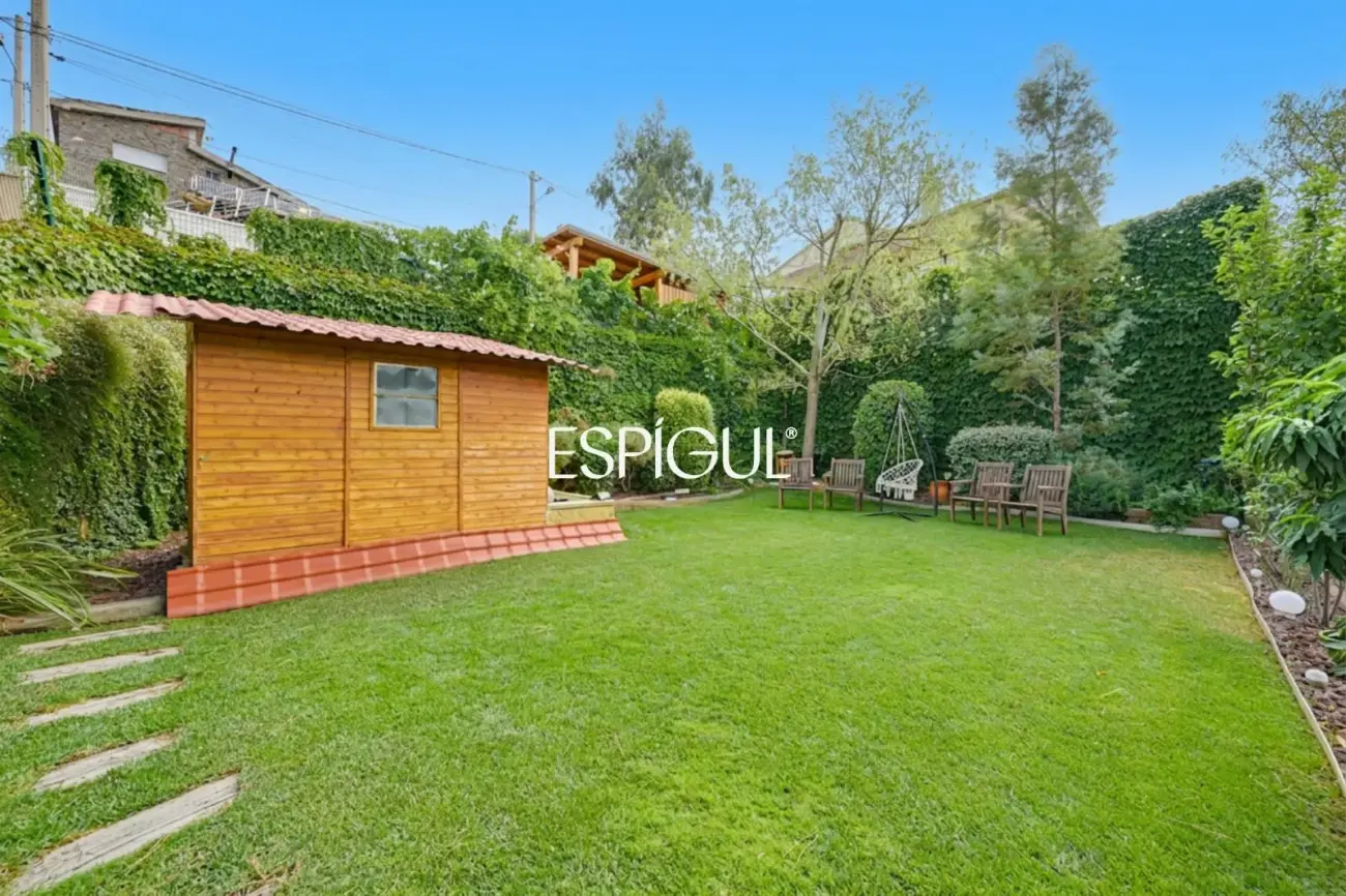 Exclusiva casa en venta con vistas panorámicas y piscina climatizada en Rubí, Les Martines
