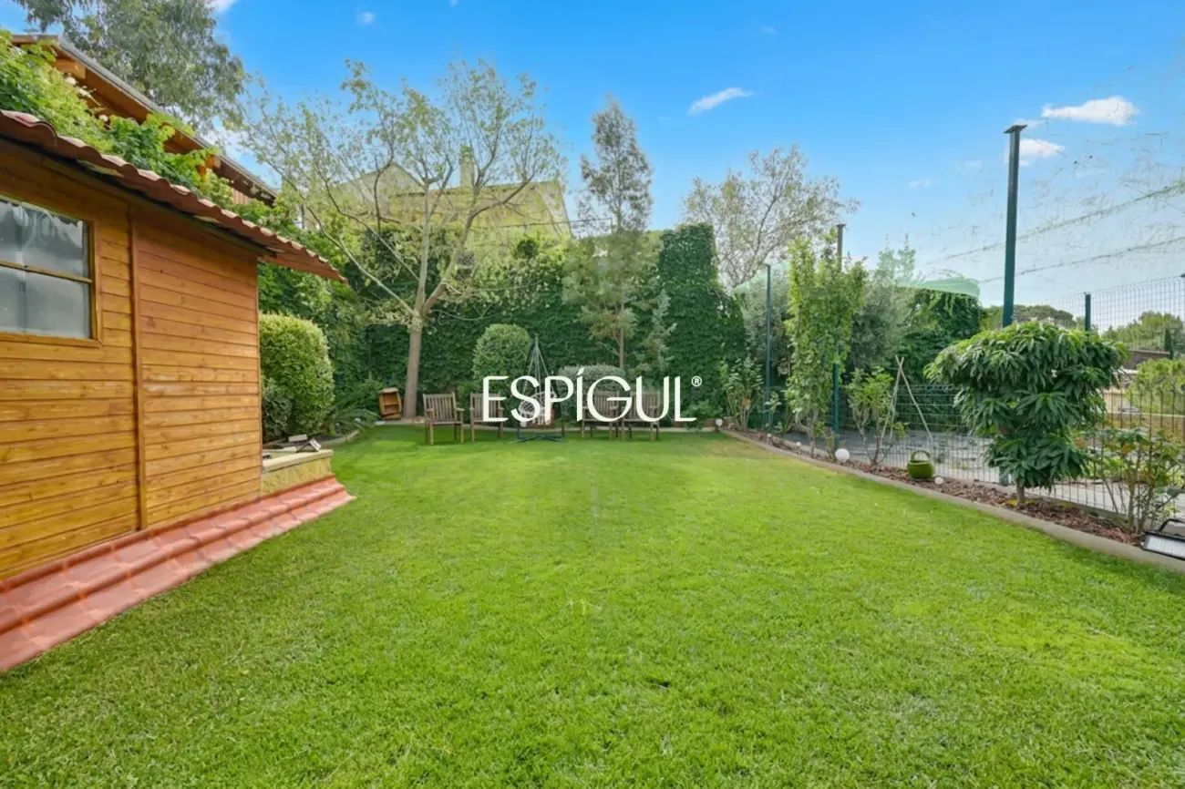 Exclusiva casa en venta con vistas panorámicas y piscina climatizada en Rubí, Les Martines