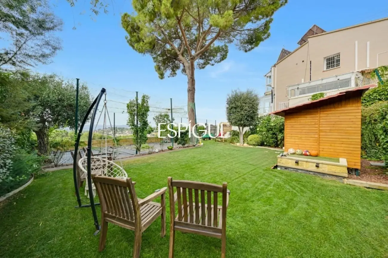 Exclusiva casa en venta con vistas panorámicas y piscina climatizada en Rubí, Les Martines