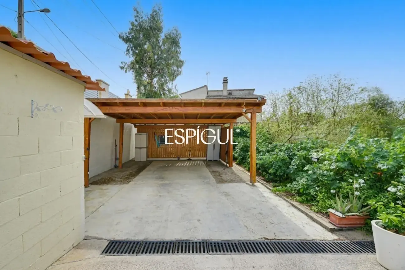 Exclusiva casa en venta con vistas panorámicas y piscina climatizada en Rubí, Les Martines
